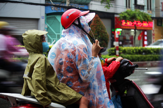 Trẻ nhỏ mệt mỏi cùng bố mẹ vượt mưa trở về thành phố sau kỳ nghỉ dài - 2