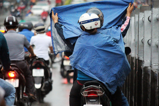 Trẻ nhỏ mệt mỏi cùng bố mẹ vượt mưa trở về thành phố sau kỳ nghỉ dài - 4