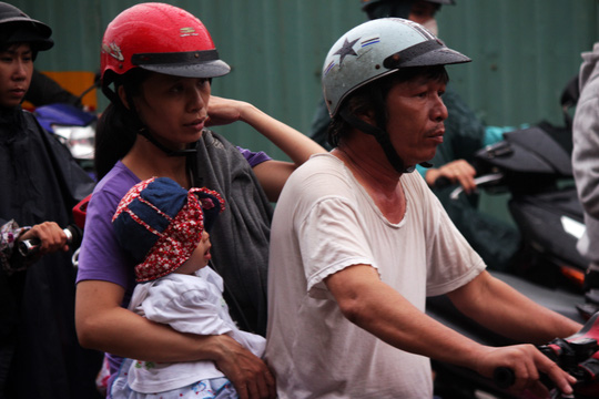 Trẻ nhỏ mệt mỏi cùng bố mẹ vượt mưa trở về thành phố sau kỳ nghỉ dài - 8