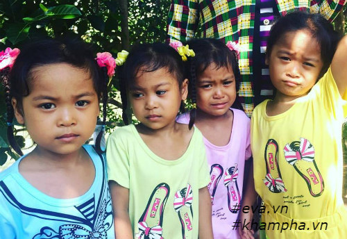 Ca sinh tư hiếm gặp ở VN: amp;#34;4 đứa trẻ tranh nhau miếng thịt trong bữa cơmamp;#34; - 6