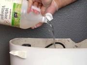 Nhà đẹp - Đổ giấm vào thùng chứa nước bồn cầu, kết quả sẽ khiến bạn bất ngờ