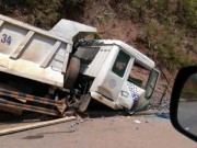 Tin trong nước - Tài xế xe tải chủ động lao xe vào vách đá để tránh nhóm phượt thủ