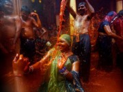 Du lịch - Lạ lùng lễ hội cho phép phụ nữ đánh đập, xé áo đàn ông