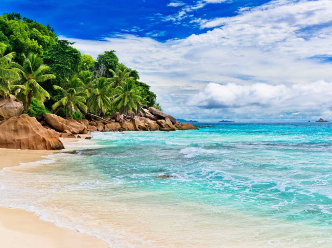 Seychelles: Nằm ở Ấn Độ Dương ngoài khơi bờ biển Madagascar, quần đảo Seychelles là điểm đến lý tưởng của các cặp đôi mới cưới và du khách thích không gian yên tĩnh. Tuy nhiên, thiên đường này có thể biến mất trong 50 đến 100 năm tới do tình trạng xói mòn.
