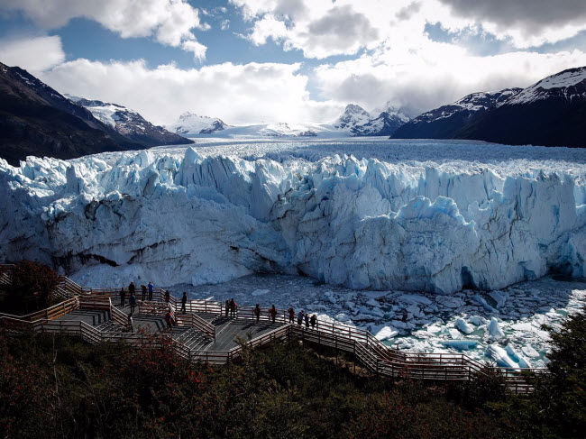 Sông băng Patagonia, Argentina: Dòng sông băng Patagonia là một trong những địa điểm du lịch hấp dẫn nhất thế giới, nhưng lượng mưa giảm và nhiệt động tăng khiến dòng sông băng ngày càng thu hẹp.
