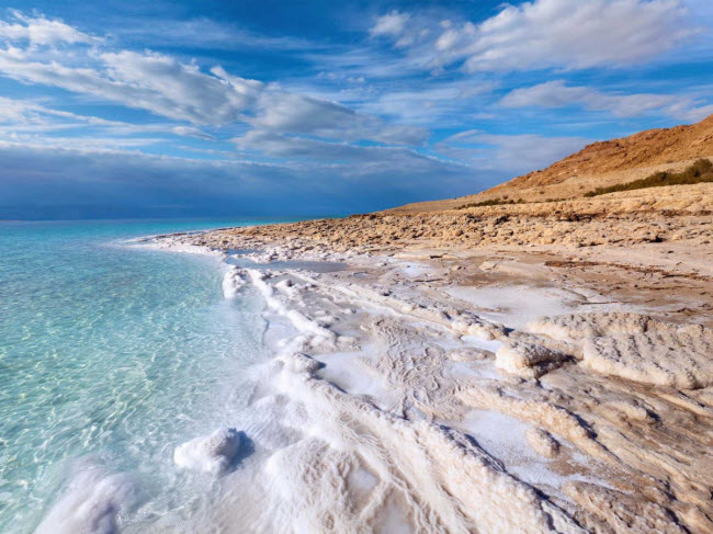 Biển Chết: Nằm giữa biên giới Jordan và Israel, mức nước của biển Chết đã giảm 25m và diện tích bị thu nhỏ đáng kể trong 40 năm qua. Nguồn cung cấp nước từ sông Jordan ngày càng suy giảm có thể khiến vùng biển này cạn khô trong 50 năm tới.
