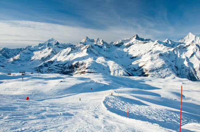 Núi Alps, châu Âu: Biến đổi khí hậu ảnh hưởng mạnh tới dãi núi Alps, với khoảng 3% lượng băng bao phủ biến mất mỗi năm. Điều này đồng nghĩa dãy núi này sẽ không có băng tuyết vào năm 2050.
