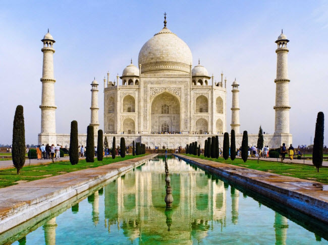 Đền Taj Mahal, Ấn Độ: Đây là một trong những công trình nổi tiếng nhất thế giới. Nhưng các chuyên gia lo ngại nó có thể sụp đổ do ăn mòn và ô nhiễm môi trường.
