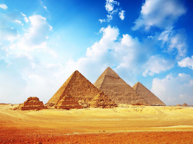 Kim tự tháp, Ai Cập: Các công trình kiến trúc cổ đại đang đối mặt với nguy cơ xói mòn do môi trường ô nhiễm. Hệ thống thoát nước xung quanh ngày càng xuống cấp, khiến các kim tự tháp có thể sụp đổ.
