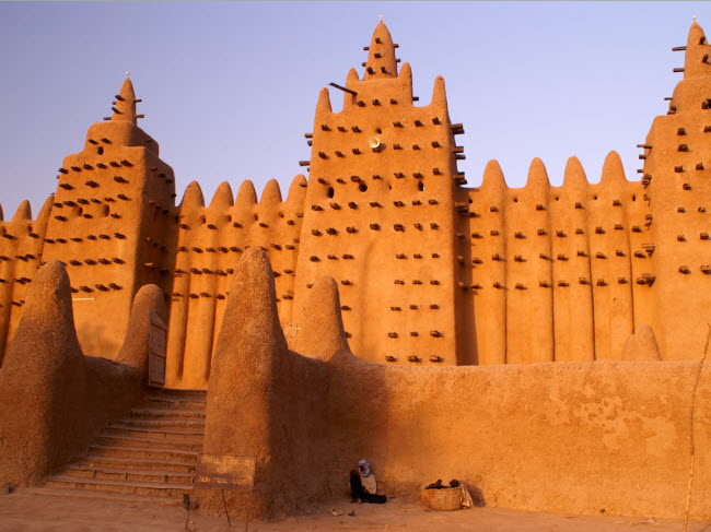 Nhà thờ Hồi giáo Timbuktu, Mali: Được xây dựng chủ yếu từ bùn, nhà thờ Timbuktu có niên đại từ thế kỷ thứ 14 và được UNESCO công nhận là di sản thế giới. Nhưng lượng mưa giảm và nhiệt độ tăng có thể khiến công trình bị phá hủy.
