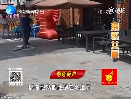 Bị bắt quả tang sàm sỡ bé gái 4 tuổi trên đường, gã biến thái liền giả vờ chết - 1