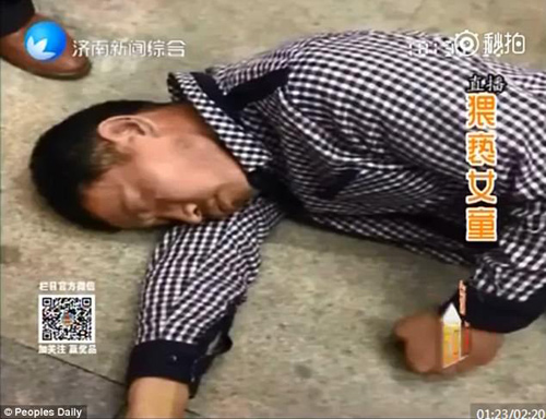 Bị bắt quả tang sàm sỡ bé gái 4 tuổi trên đường, gã biến thái liền giả vờ chết - 2
