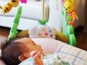 Làm mẹ - Hay treo đồ chơi để con ngắm, mẹ trẻ choáng váng khi thấy mắt con ra "nông nỗi" này