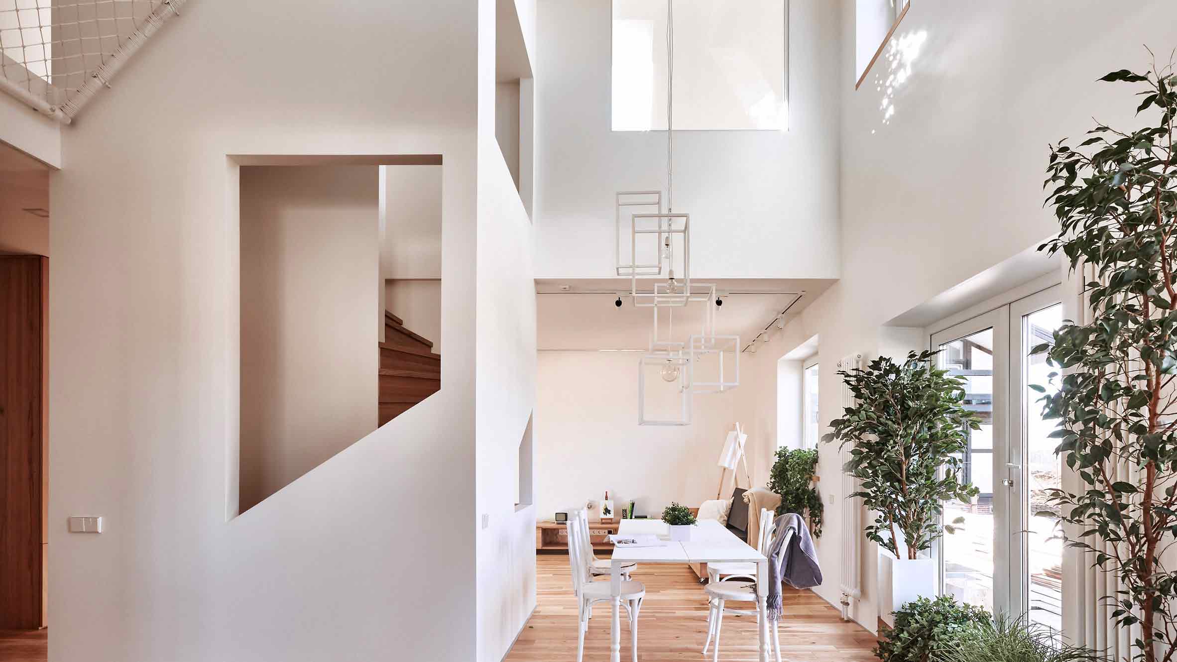 Bố mẹ nên xem ngay kiểu nhà lưới thông tầng vừa thoáng, vừa tiện trông con thế này - 2