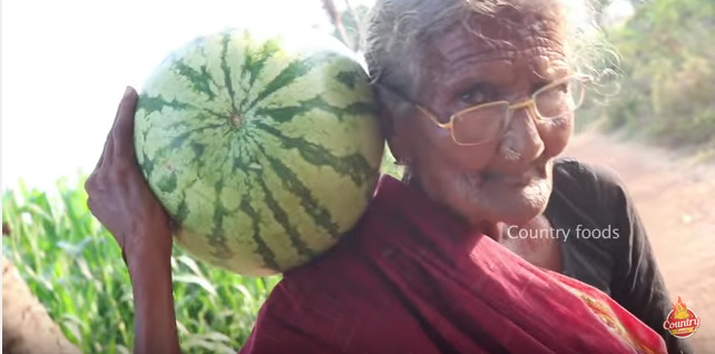 Cụ bà nấu thịt gà trong dưa hấu là video hot nhất thời điểm này, hút hơn 7 triệu lượt xem - 2