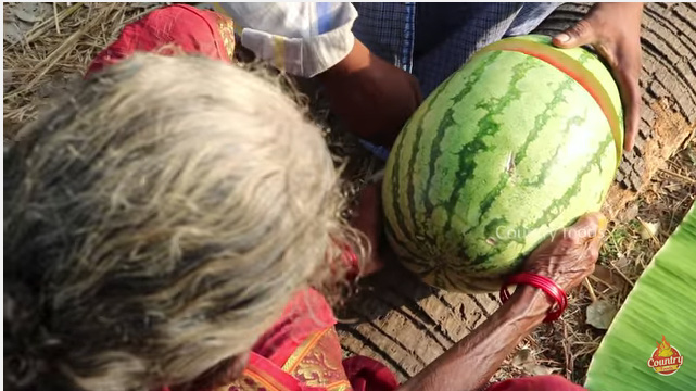 Cụ bà nấu thịt gà trong dưa hấu là video hot nhất thời điểm này, hút hơn 7 triệu lượt xem - 3