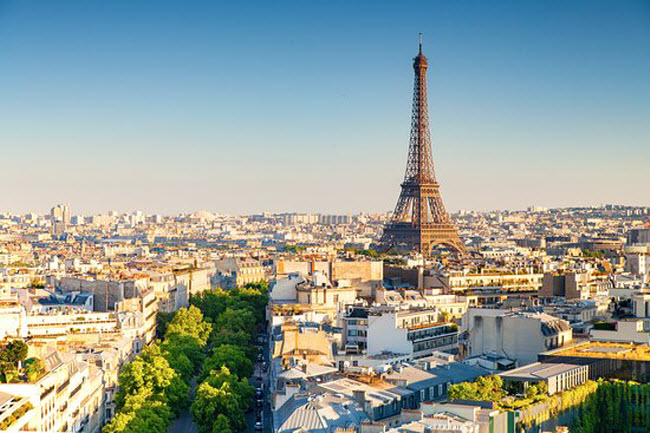 Paris, Pháp: Hoạt động được nhiều du khách ưa thích nhất tại thành phố Paris là đi bộ dọc sông Seine, tham quan tháp Eiffel,  Khải Hoàn Môn và bảo tàng Louvre. Thành phố này cũng nổi tiếng với những quán cà phê vỉa hè và nhà hàng phục vụ các món ăn Pháp.
