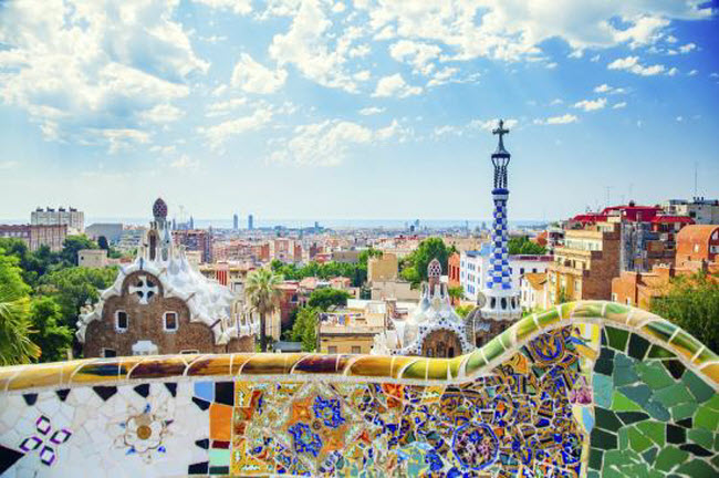 Barcelona, Tây Ban Nha: Thành phố này mang đậm dấu ấn các tòa nhà do kiến trúc sư Antoni Gaudí thiết kế. Ngoài các công trình kiến trúc cổ kính, du khách có thể thưởng thức đồ uống tại quán cà phê vỉa hè ở Las Ramblas trong khi xem các nghệ sĩ đường phố biểu diễn.
