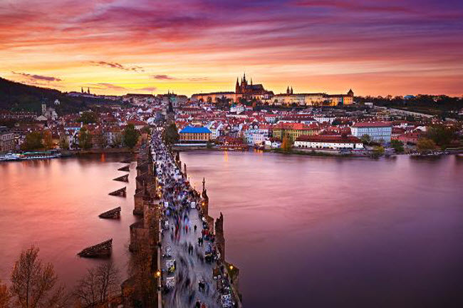 Prague, Cộng hòa Czech: Đây là địa điểm không thể bỏ qua đối với những người đam mê tìm hiểu văn hóa. Du khách có thể dành cả ngày để khám phá lâu đài Prague, sau đó nạp năng lượng bằng bữa tối lãng mạn tại một quán rượu cổ. Ngoài ra, bạn cũng nên khám phá quảng trường Old Town, tòa nhà thị chính và đồng hồ thiên văn.
