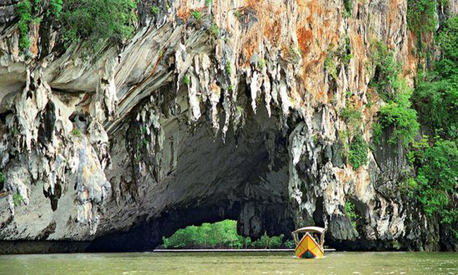 Phuket, Thái Lan: Hòn đảo lớn nhất Thái Lan thu hút du khách thích tắm biển và lặn. Những hồ nước xanh và khung cảnh hoàng hôn thơ mộng ở đây tạo nên không gian đẹp như mơ. Bạn có thể tham gia các môn thể thao dưới nước hay tham quan đền chùa và thiên nhiên trên đảo.
