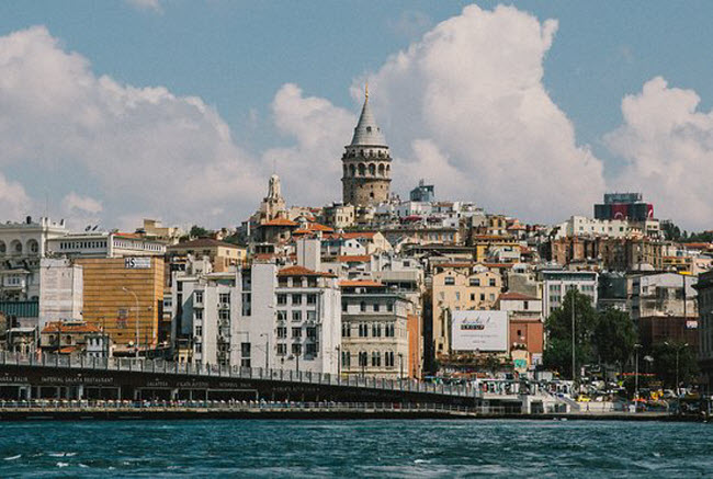 Istanbul, Thổ Nhĩ Kỳ: Nhà thờ, chợ và phòng tắm Thổ Nhĩ Kỳ ở Istanbul có thể giúp bạn cảm thấy thoải mái trong kỳ nghỉ tại đây. Hãy khởi đầu hành trình từ nhà thờ Sultan Ahmet Camii, đi bộ trên cây cầu Galata và dừng chân tại công viên Miniaturk để chiêm ngưỡng các tác phẩm nghệ thuật.
