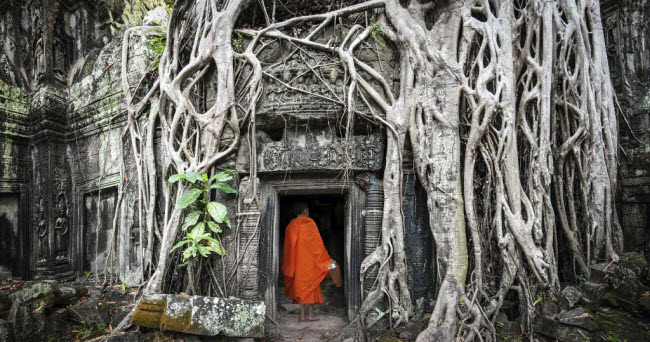 Siem Reap, Campuchia: Khi ánh nắng ban mai chiếu xuống các ngôi đền cổ và di tích Angkor Wat, du khách có thể cảm nhận được vẻ đẹp huyền bí của thành phố Siem Reap. Thành phố hoàng gia Angkor Thom từ thế kỷ thứ 12 được coi là điểm du lịch hấp dẫn nhất tại thành phố này. Du khách cũng có thể tìm hiểu về lịch sử của Campuchia tại Làng văn hóa Campuchia hay trải nghiệm chợ đêm Angkor.
