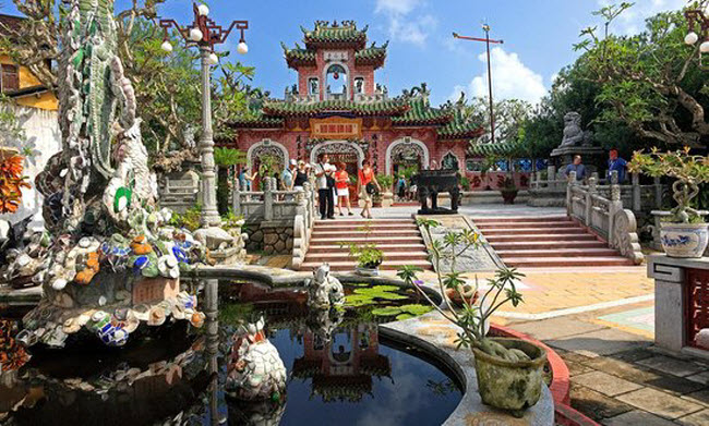 Hội An, Việt Nam: Thành phố ven biển này từng là một cảng giao thương quan trọng ở vùng Đông Nam Á từ thế kỷ thứ 15 đến thế kỷ thứ 19. Đây là điểm dừng chân ưa thích của các du khách "ba lô". Thành phố cổ này nổi tiếng với cây cầu Nhật Bản, miếu Quan Công và những ngôi nhà cổ.
