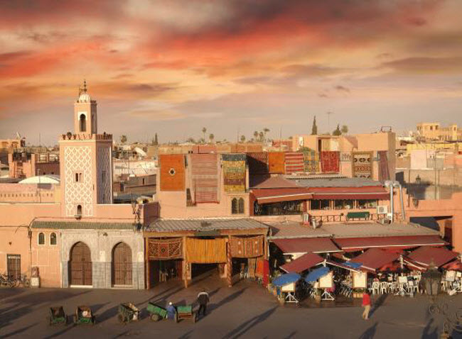 Marrakesh, Ma-rốc: Thành phố Marrakesh là một điểm đến kỳ diệu với các khu chợ, vườn, cung điện và nhà thờ Hồi giáo. Du khách có thể mất 1 ngày để khám phá khu phố cổ Medina.
