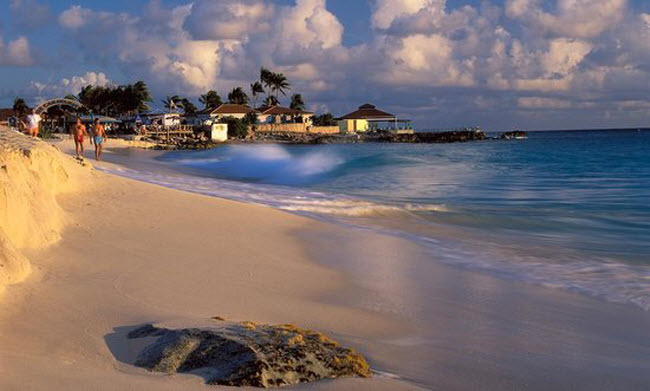 St. Maarten/St. Martin: Hai hòn đảo vùng Caribbe này được coi là thiên đường dành cho các cặp đôi mới cưới. Đảo có nền văn hóa pha trộn giữa Pháp và Hà Lan cùng nhiều điểm du lịch hấp dẫn như rừng nguyên sinh, bãi biển cát trắng, hang động và động vật hoang dã.
