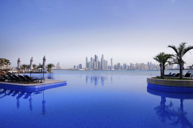 Dubai: Đây là nơi kết hợp văn hóa hiện đại với lịch sử, khám phá, mua sắm và giải trí. Du khách có thể xem biểu diễn nghệ thuật tại nhà hát Dubai Opera, ngắm toàn cảnh thành phố từ trên tòa nhà Burj Khalifa và thư giãn dọc sông Dubai.
