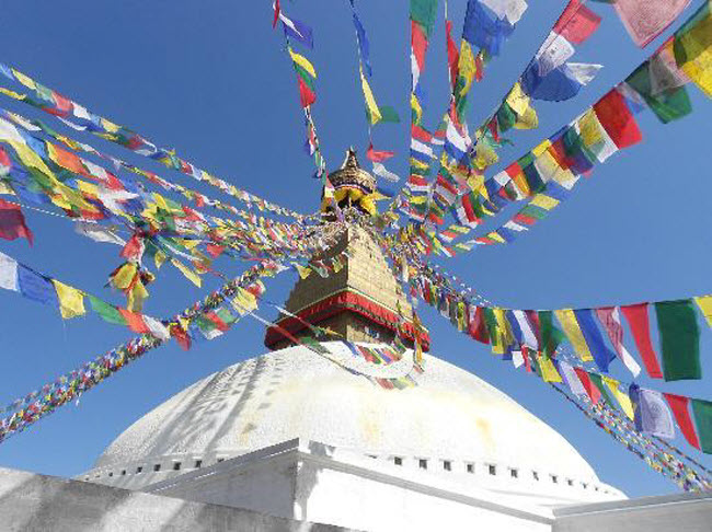 Kathmandu, Nepal: Thành phố được bao quanh bởi nhiều di tích lịch sử, các ngôi đền cổ và những ngôi làng yên tĩnh. Du khách có thể trải nghiệm cuộc sống của người dân tại quảng trường Durbar hay đi bộ leo núi ở Thamel.
