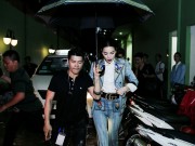 Làng sao - Hồ Ngọc Hà đội mưa, diện cả "cây" hàng hiệu đi làm giám khảo truyền hình