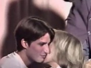 Tin tức - Nụ hôn bất giờ của tân Tổng thống Pháp dành cho vợ tương lai khi mới 15 tuổi