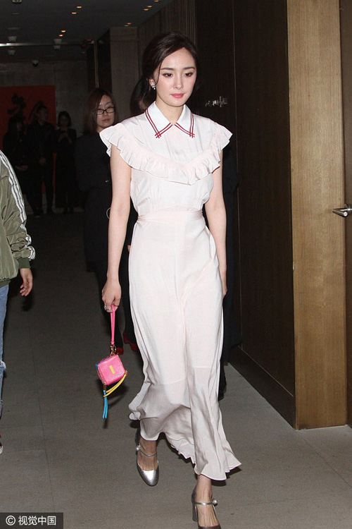 Không còn bụng ngấn mỡ, Dương Mịch khoe eo thon, da trắng tại sự kiện - 1