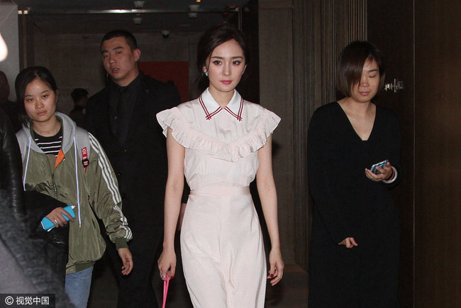 Không còn bụng ngấn mỡ, Dương Mịch khoe eo thon, da trắng tại sự kiện - 2