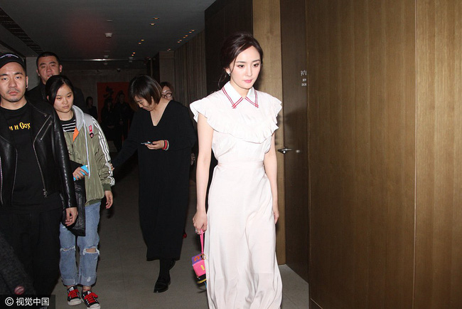 Không còn bụng ngấn mỡ, Dương Mịch khoe eo thon, da trắng tại sự kiện - 5