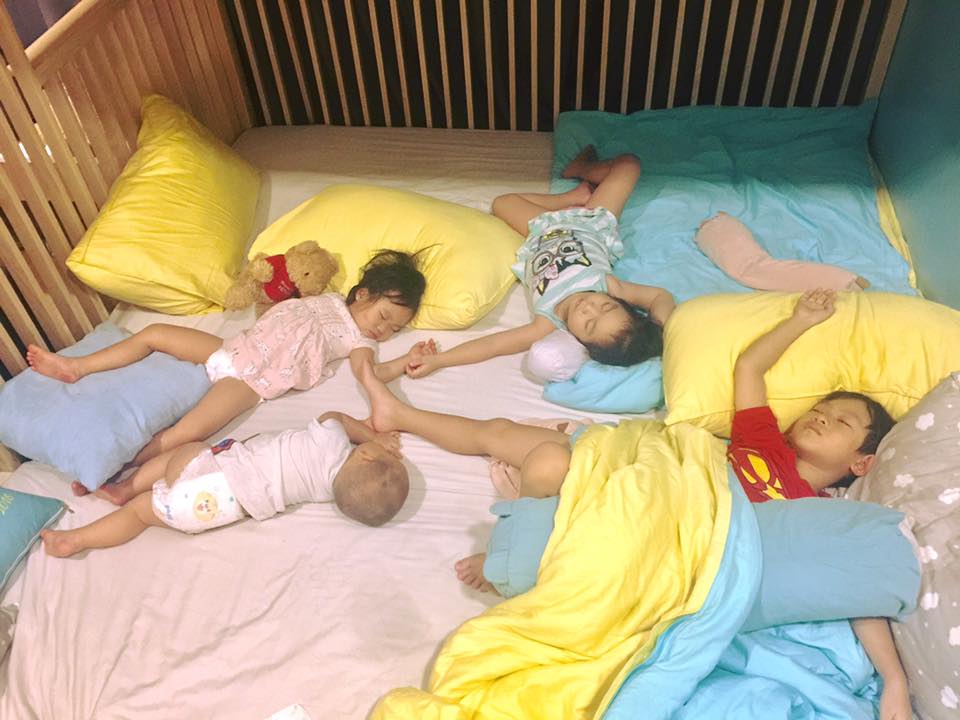 Lý Hải - Minh Hà tả cảnh amp;#34;dở khóc dở cườiamp;#34; khi nhà đông con cùng ngủ trên 1 chiếc giường - 1