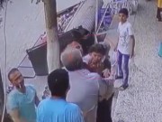 Clip Eva - Video: Nhờ người đi đường hứng kịp, bé 2 tuổi thoát chết trong gang tấc