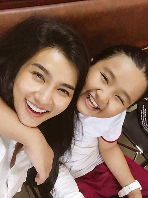 Con gái lớn phổng phao của Kim Tuyến khoác vai mẹ như hai amp;#34;chị em bạn dìamp;#34; - 1