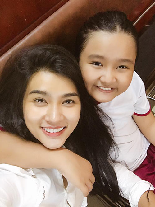 Con gái lớn phổng phao của Kim Tuyến khoác vai mẹ như hai amp;#34;chị em bạn dìamp;#34; - 2