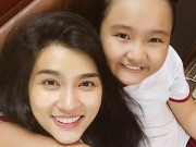 Làng sao - Con gái lớn phổng phao của Kim Tuyến khoác vai mẹ như hai "chị em bạn dì"