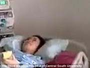 Tin tức - Kỳ lạ cô gái trẻ vẫn ăn táo, trò chuyện như bình thường khi tim ngừng hoạt động