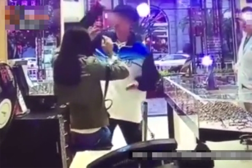 Con trai đánh mẹ dã man ngay tại cửa hàng kính vì lý do không thể chấp nhận nổi - 1