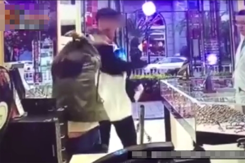 Con trai đánh mẹ dã man ngay tại cửa hàng kính vì lý do không thể chấp nhận nổi - 2