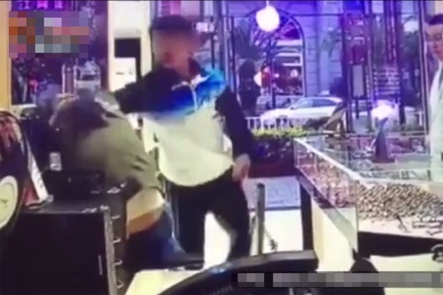 Con trai đánh mẹ dã man ngay tại cửa hàng kính vì lý do không thể chấp nhận nổi - 3