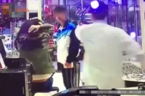 Con trai đánh mẹ dã man ngay tại cửa hàng kính vì lý do không thể chấp nhận nổi - 4