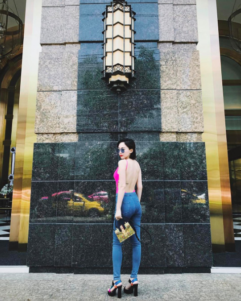 Tưởng đã qua, ai ngờ mặc bikini ra phố hot đến tận hè này! - 2