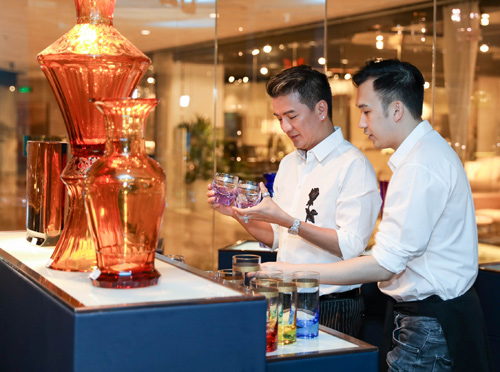 Đàm Vĩnh Hưng và Dương Triệu Vũ tất bật trước ngày lễ kỷ niệm tình yêu 14 năm - 6