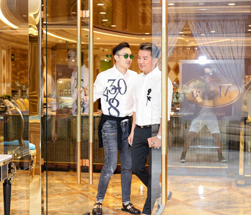 Đàm Vĩnh Hưng và Dương Triệu Vũ tất bật trước ngày lễ kỷ niệm tình yêu 14 năm - 3