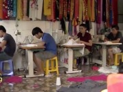 Clip Eva - Video: Ngôi làng đặc biệt chỉ toàn đàn ông may vá ở Hà Nội